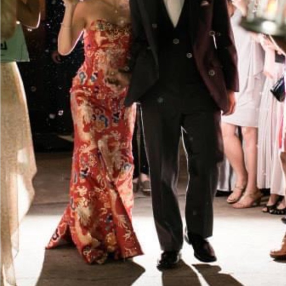 Chinese wedding gown - Picture 2 of 11